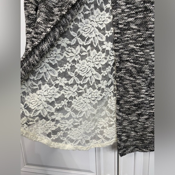 G 21 Women's Medium Scoop Neck Sweater Black Cream Specks Cream Lace Panel Top - Picture 6 of 9